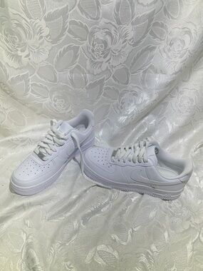 Nike White Mesh-Lined Low-Top Sneakers